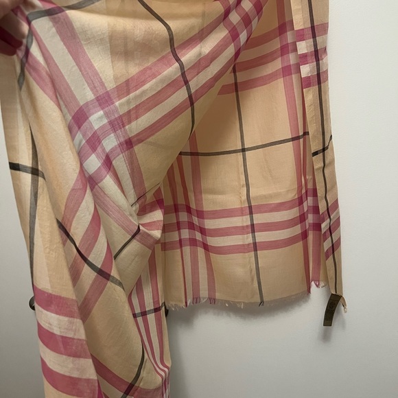 Authentic Burberry scarf - Picture 3 of 7